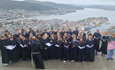 Foto: Ulysse Le Bihan En gruppe mennesker i konfirmasjonskapper