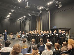 en gruppe mennesker som spiller instrumenter