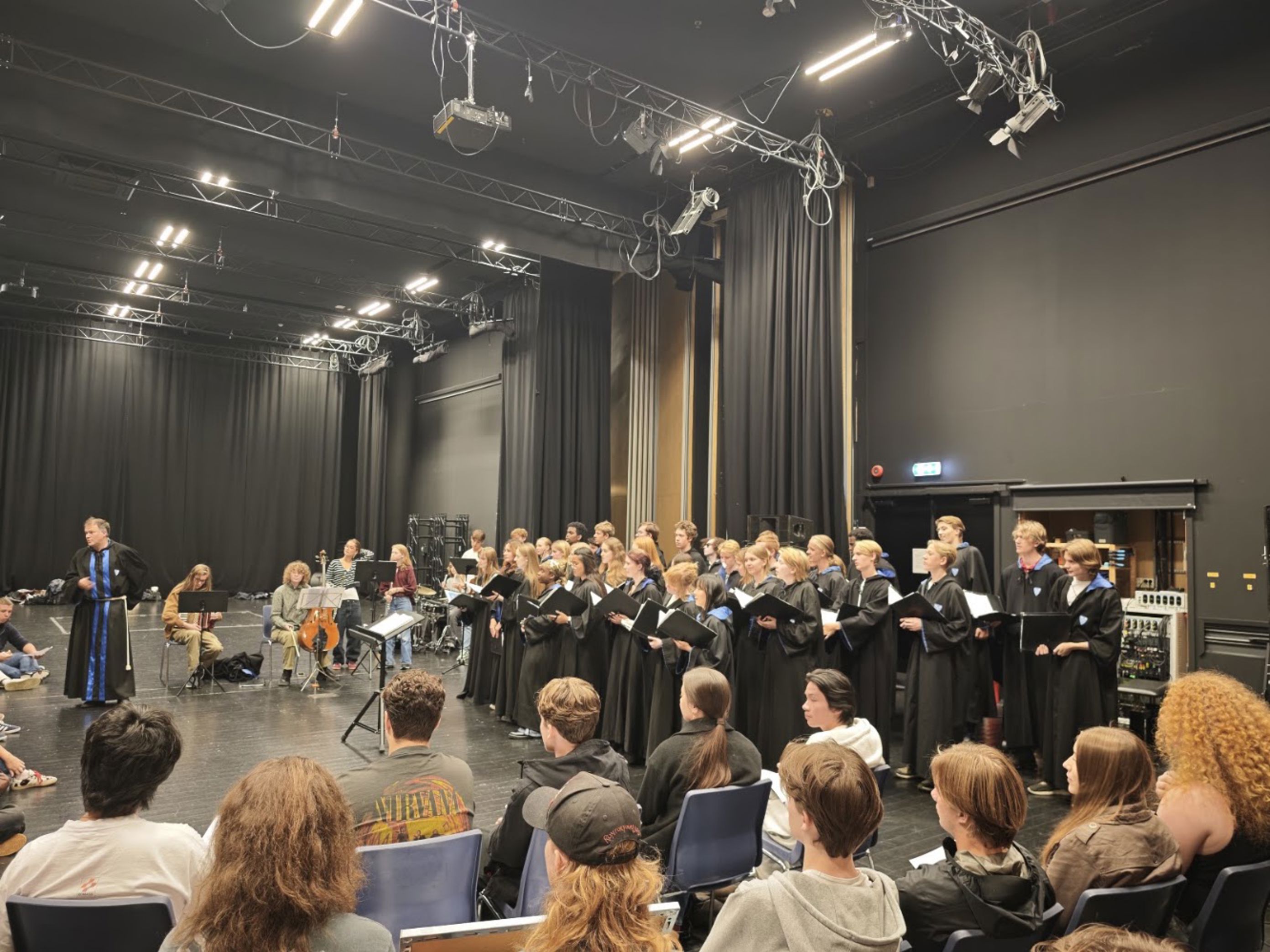 Foto: Ulysse Le Bihan en gruppe mennesker som spiller instrumenter