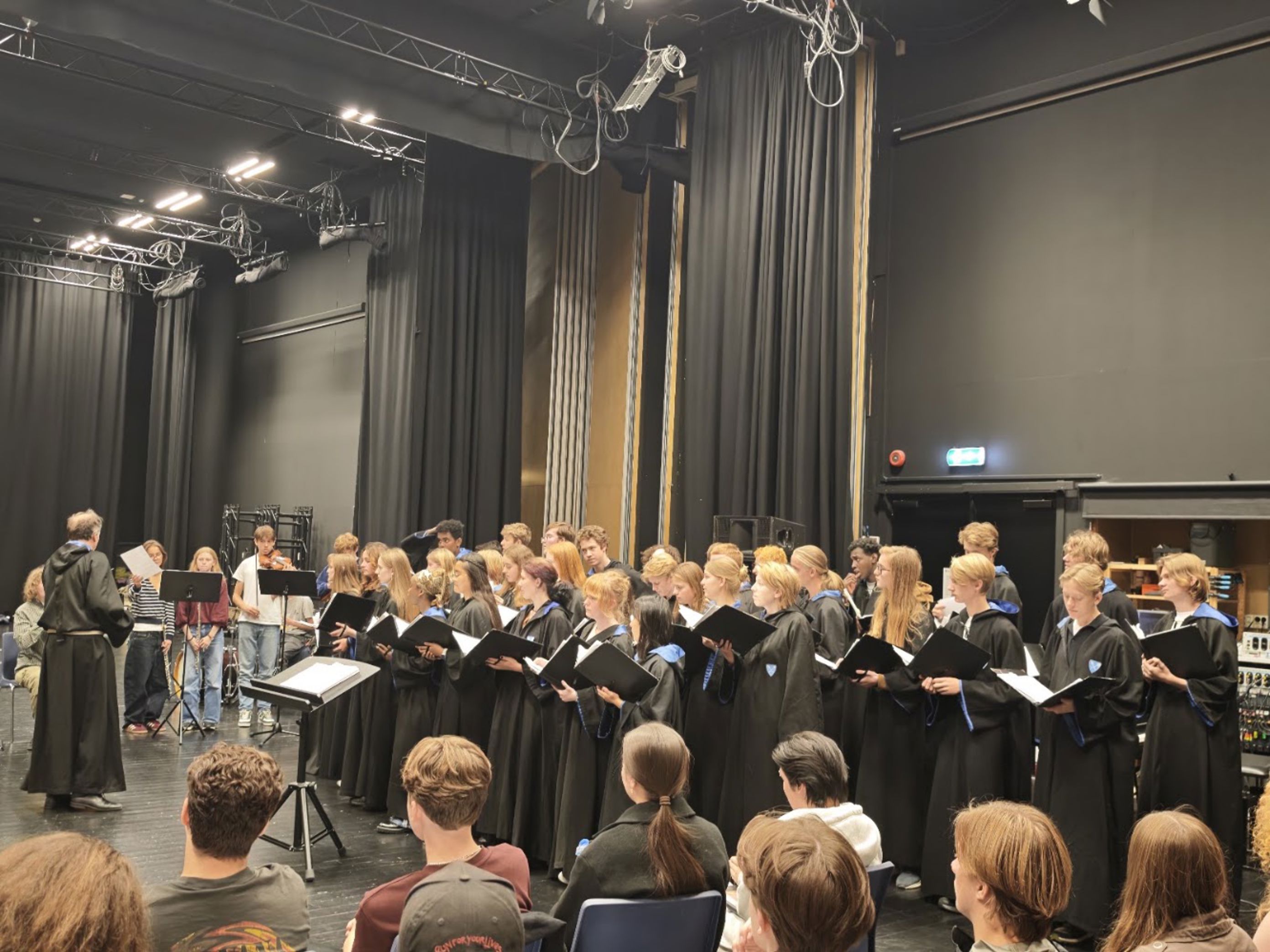 Foto: Ulysse Le Bihan en gruppe mennesker som opptrer på scenen