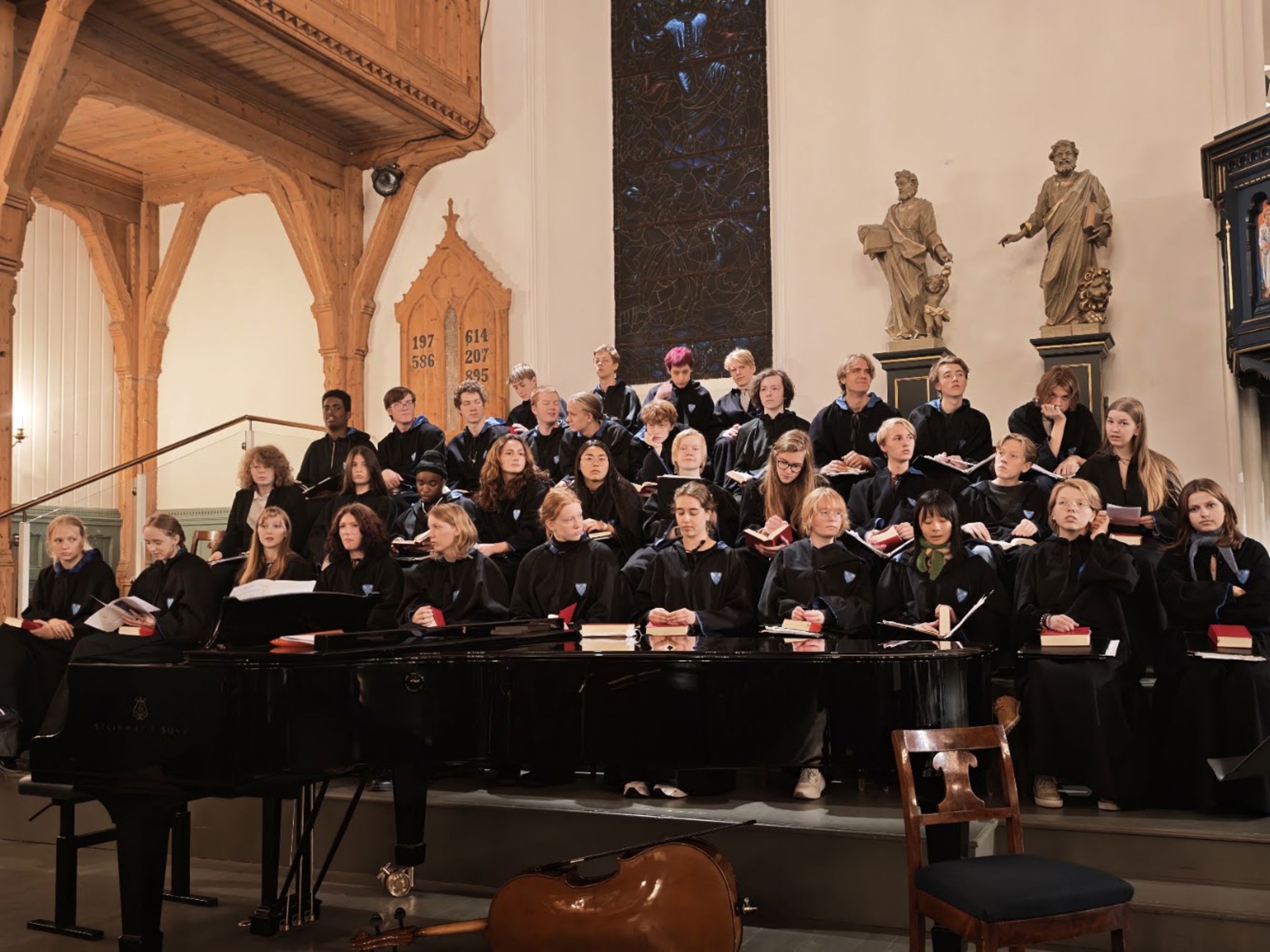 Foto: Ulysse Le Bihan en gruppe mennesker som sitter ved et piano