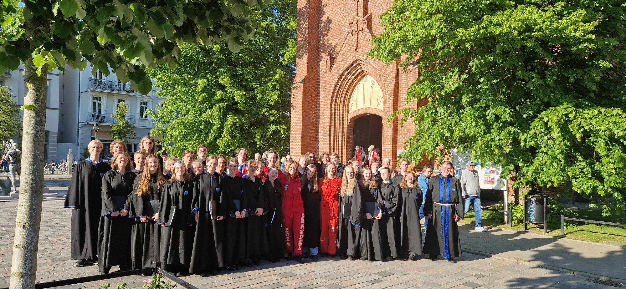 en gruppe mennesker i svarte kapper