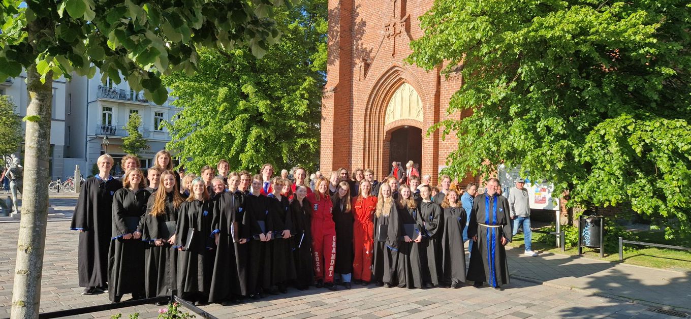 Foto: Ulysse Le Bihan en gruppe mennesker i svarte kapper