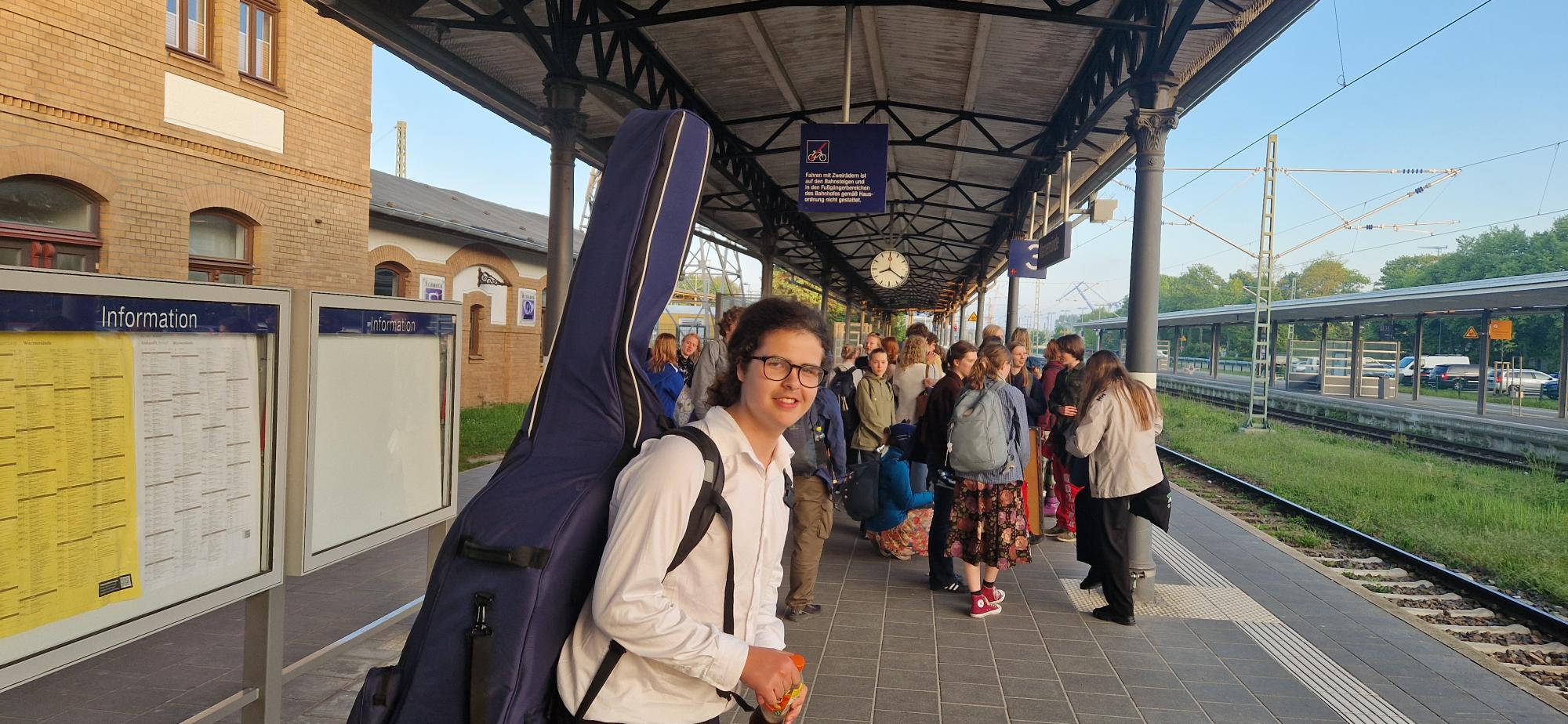 Ulysse Le Bihan en person som står ved siden av et tog