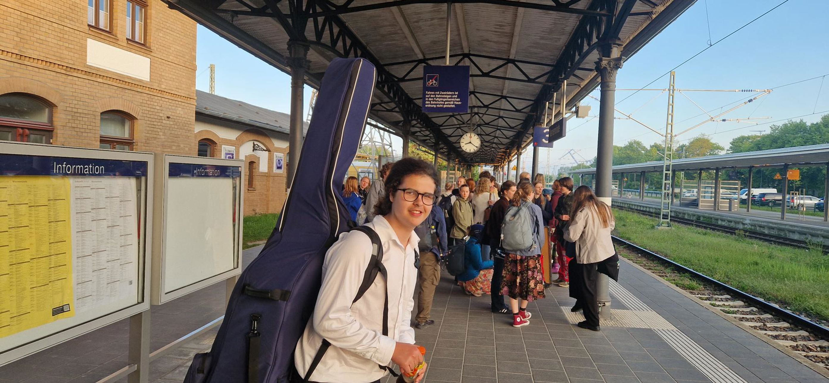 Foto: Ulysse Le Bihan en person som står ved siden av et tog