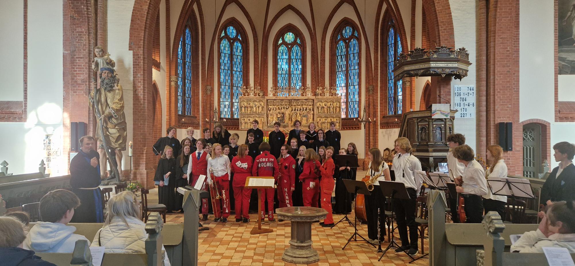 Ulysse Le Bihan En gruppe mennesker i en kirke