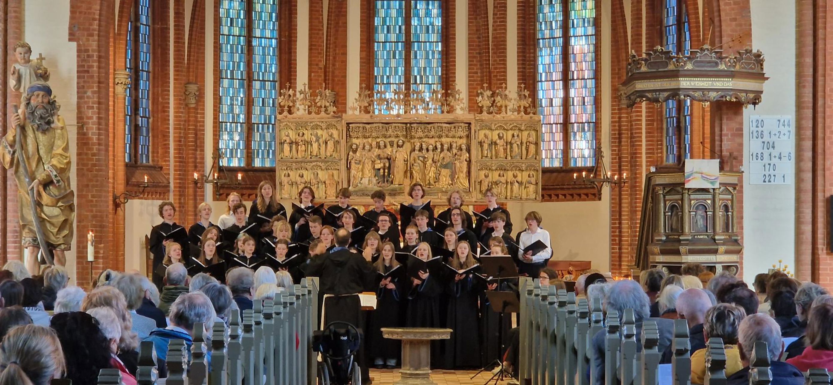 Foto: Ulysse Le Bihan En gruppe mennesker i en kirke