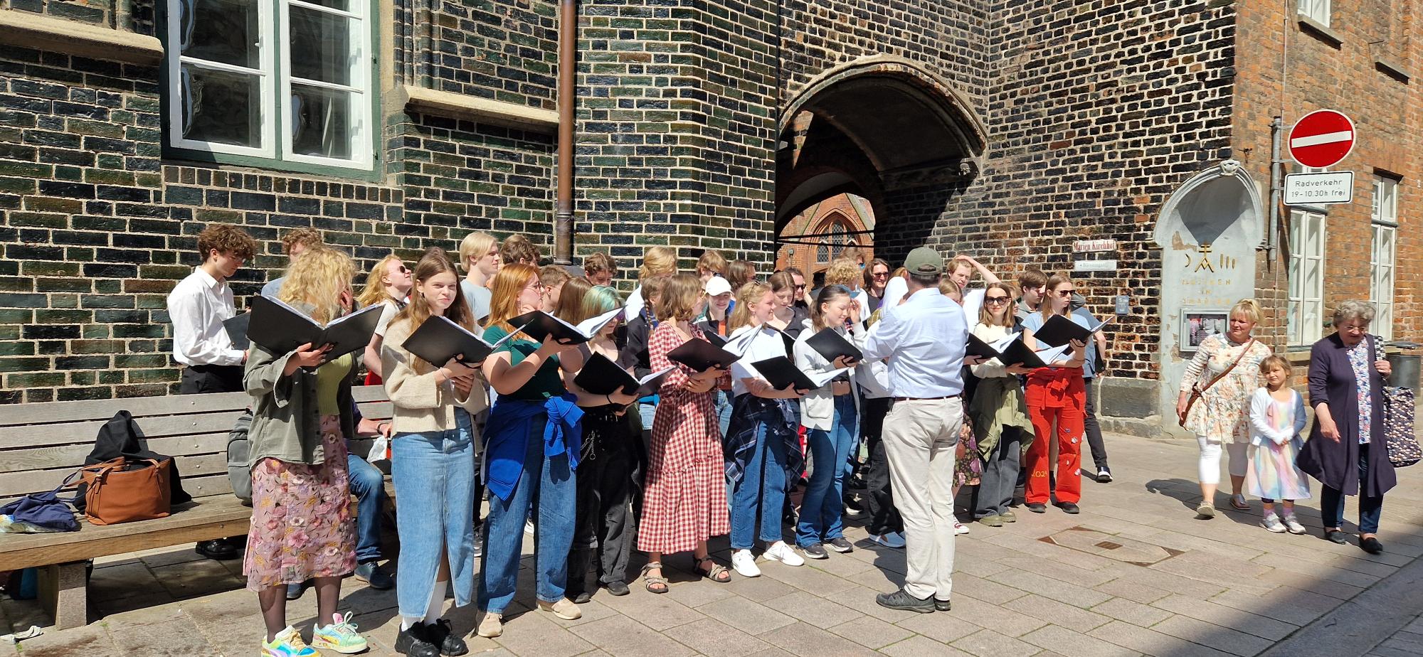 Ulysse Le Bihan en gruppe mennesker som står utenfor