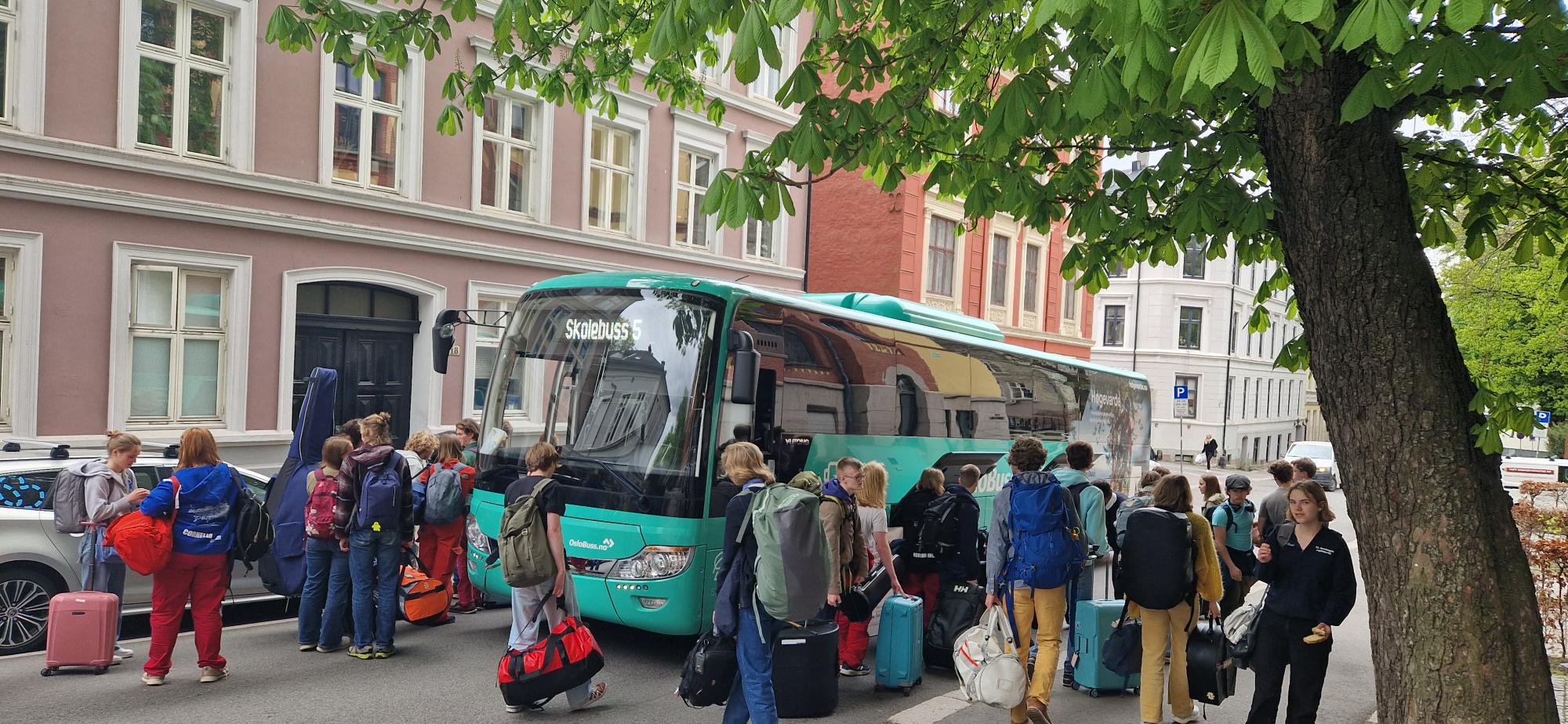 Ulysse Le Bihan En gruppe mennesker som venter på en buss
