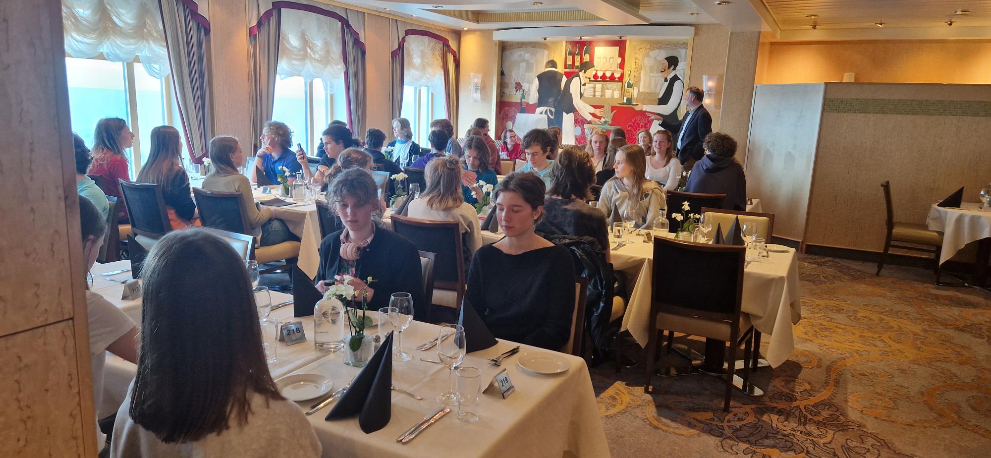 Ulysse Le Bihan en gruppe mennesker som sitter ved bordene