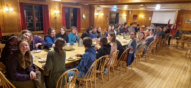 en gruppe mennesker som sitter rundt et bord