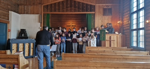 en gruppe mennesker som står i et rom