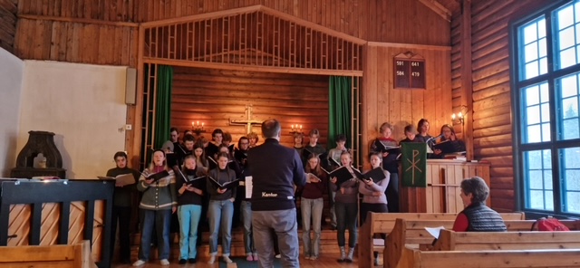 En gruppe mennesker i en kirke