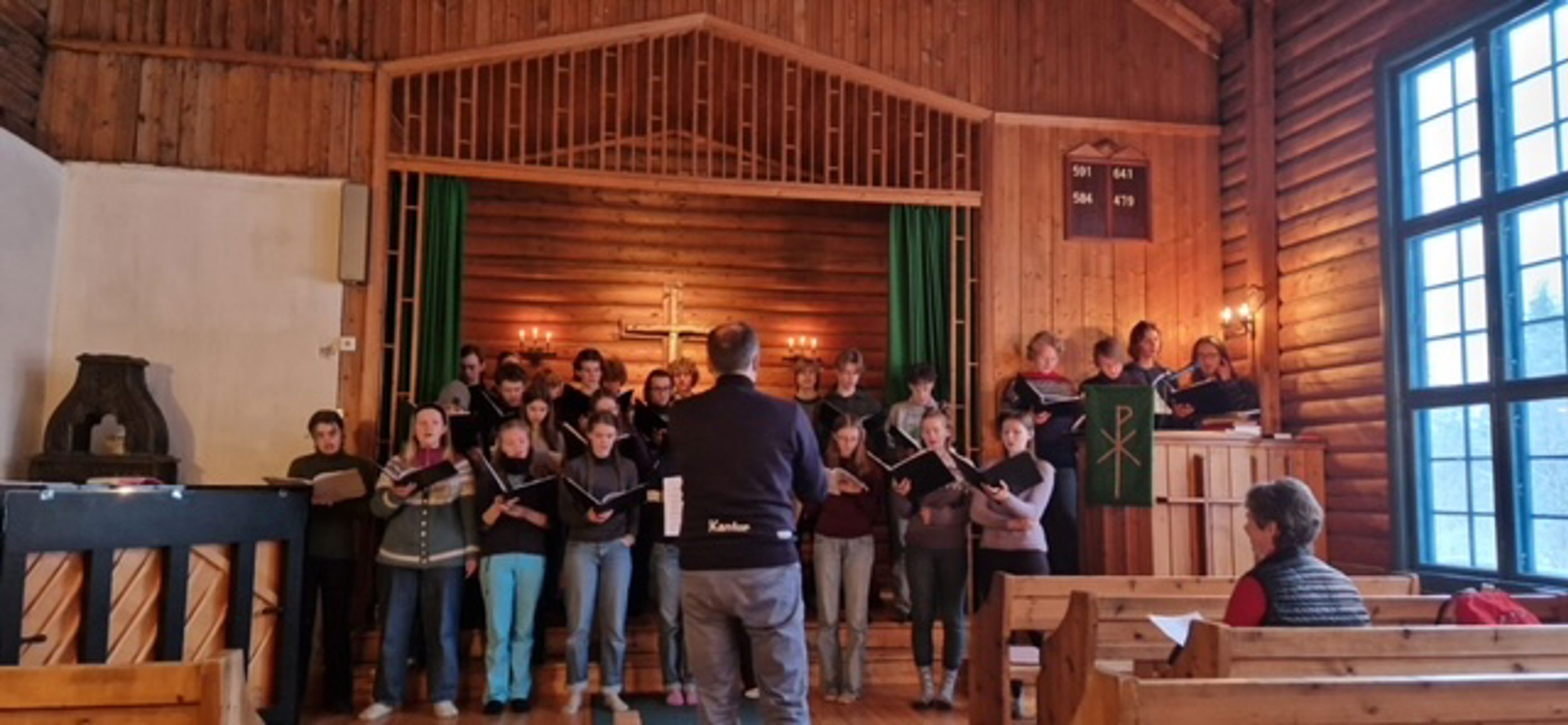 En gruppe mennesker i en kirke