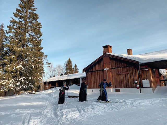 En gruppe mennesker står i snøen