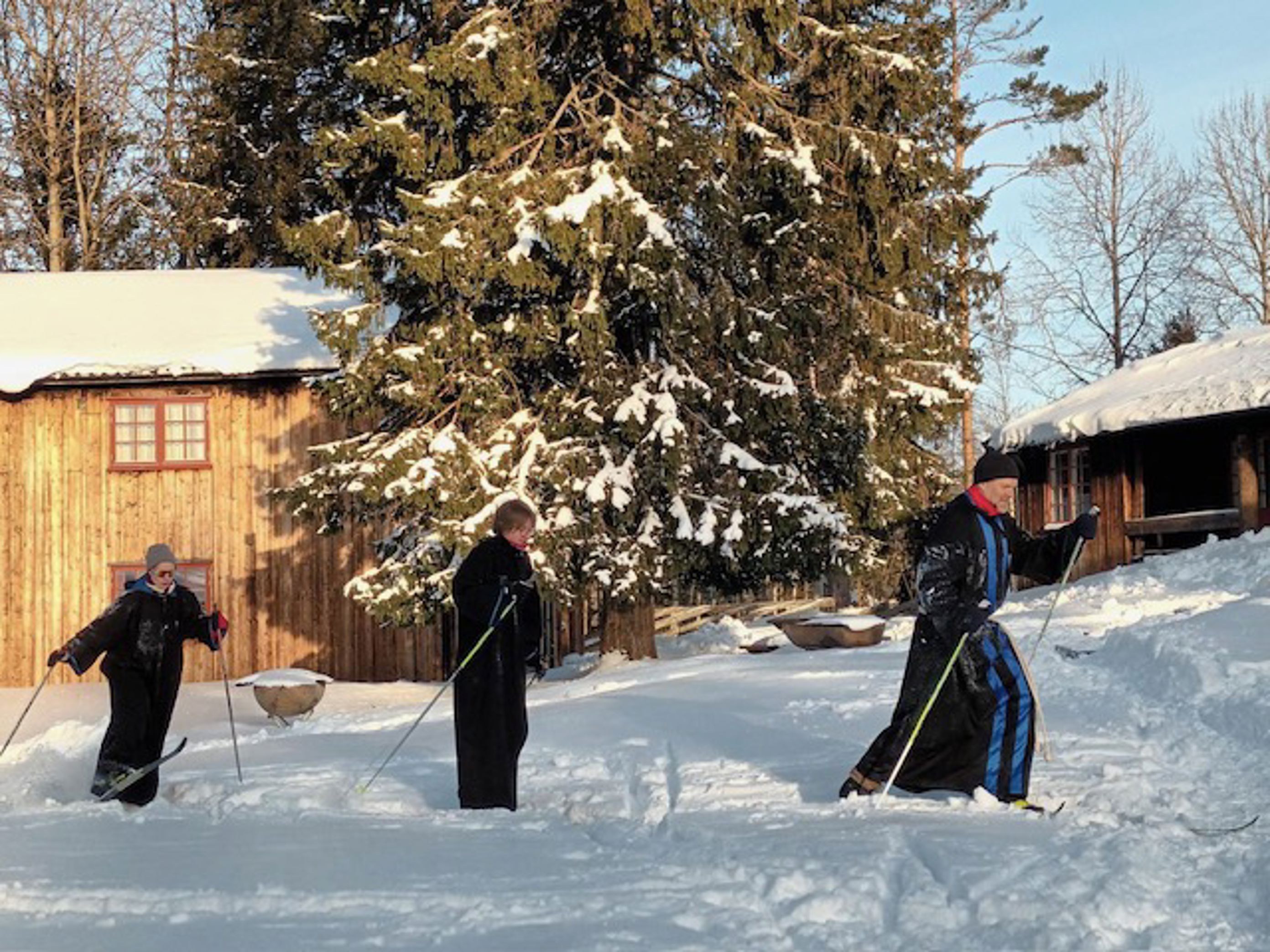 En gruppe mennesker på ski