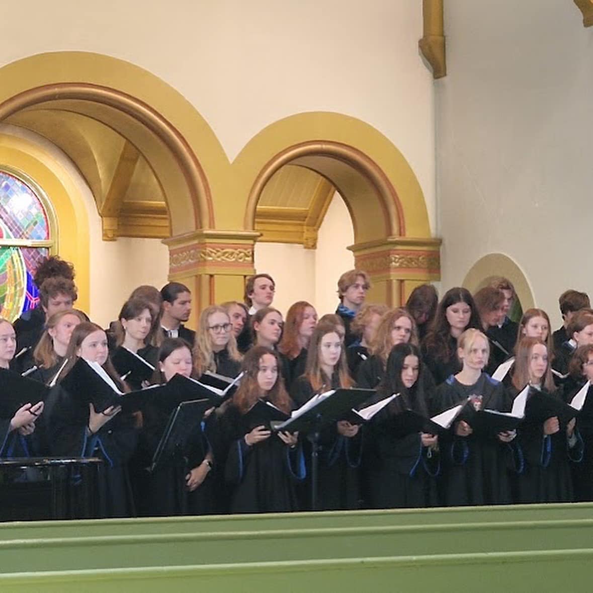 En gruppe mennesker i konfirmasjonskjoler