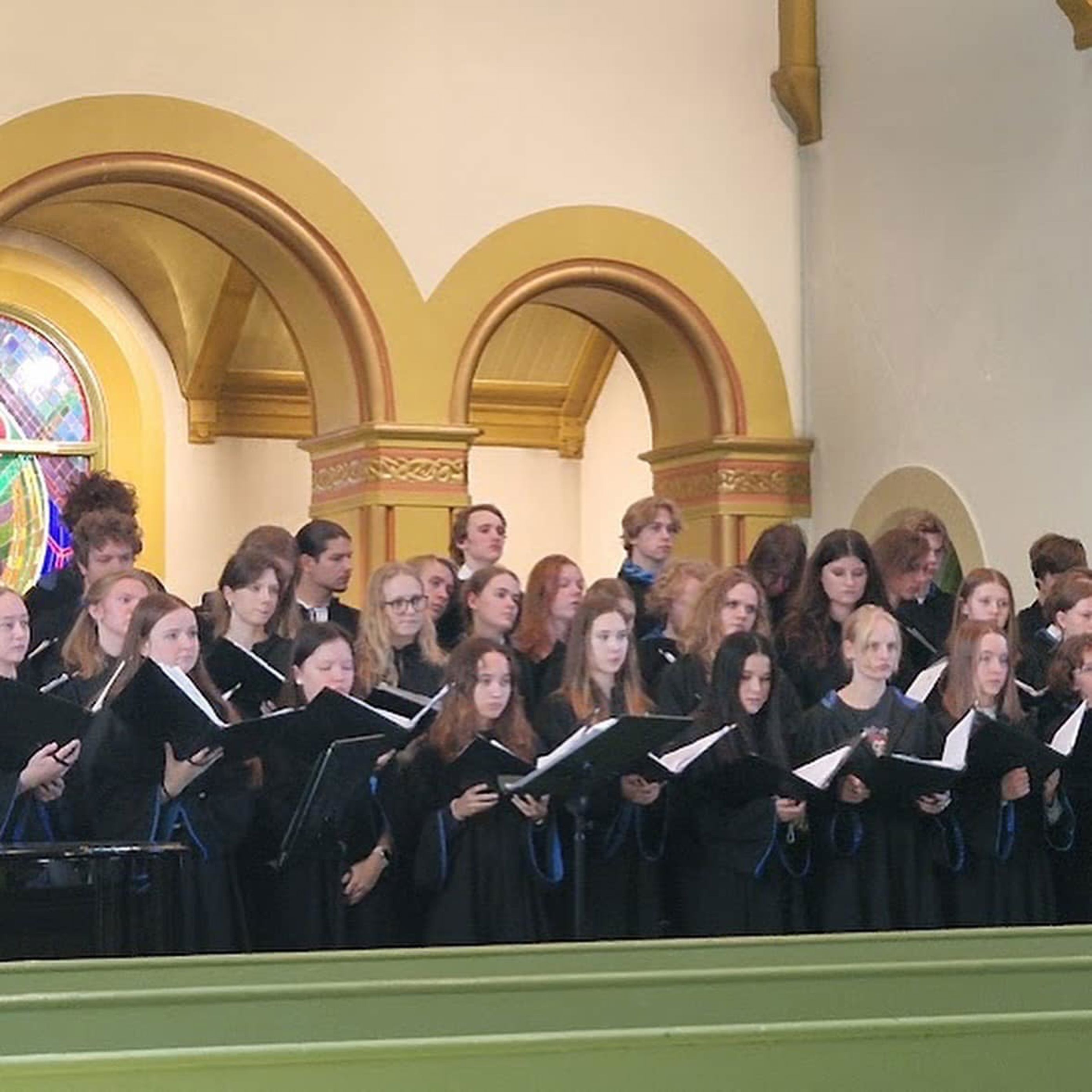 Foto: Ulysse Le Bihan En gruppe mennesker i konfirmasjonskjoler