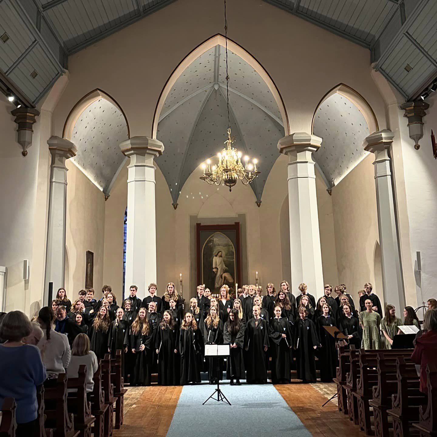 En gruppe mennesker i en kirke