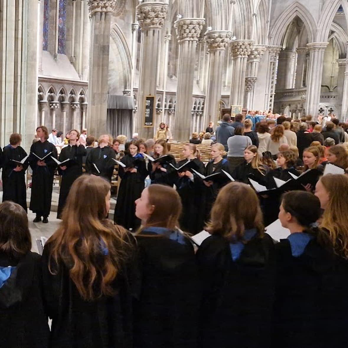 En gruppe mennesker i en kirke