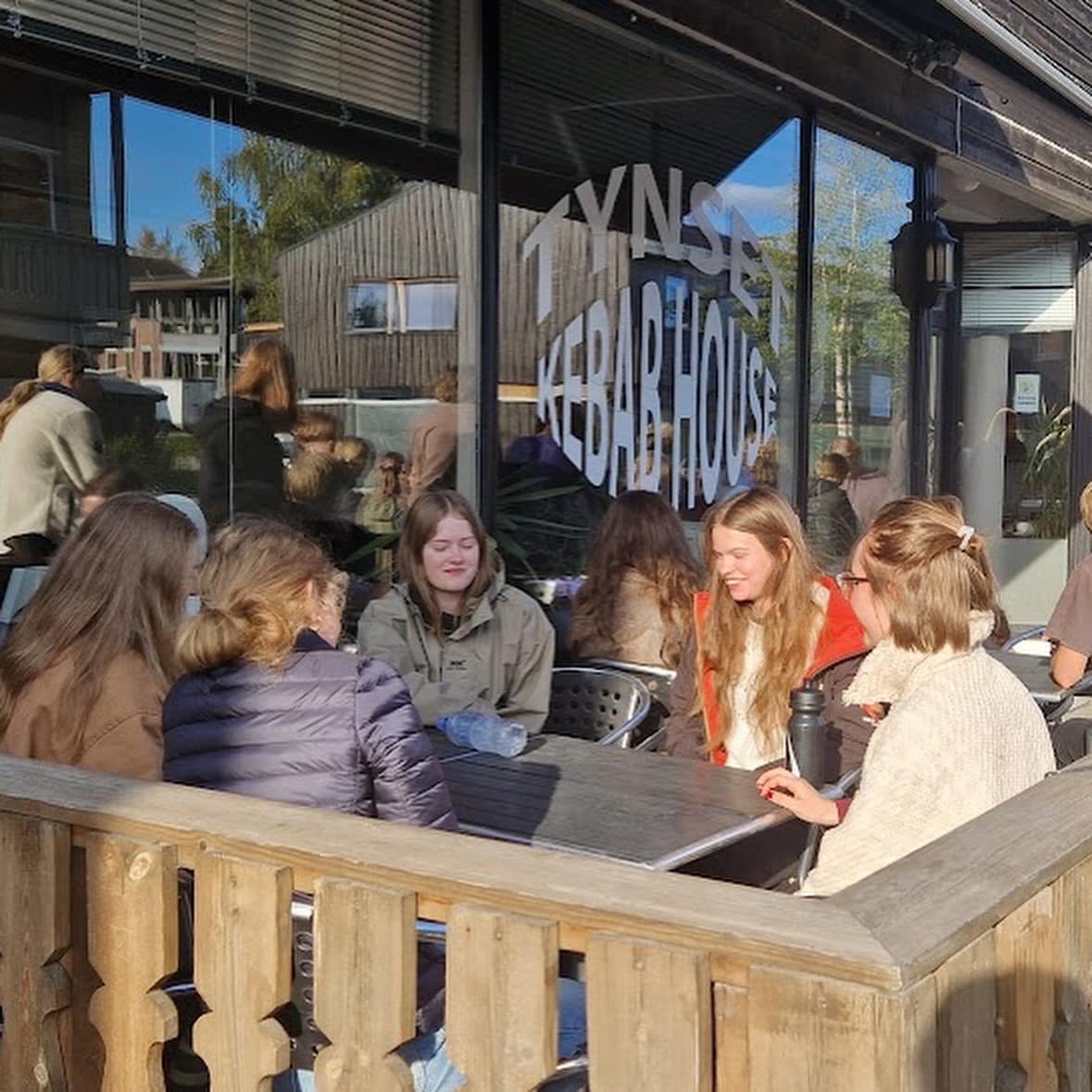 en gruppe mennesker som sitter ved et bord