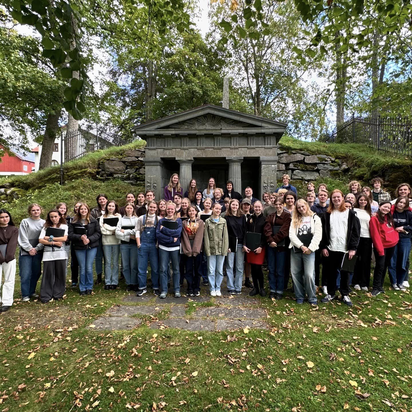 en gruppe mennesker som poserer for et bilde