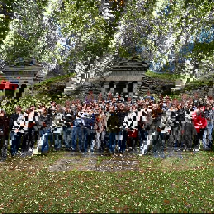 en gruppe mennesker som poserer for et bilde