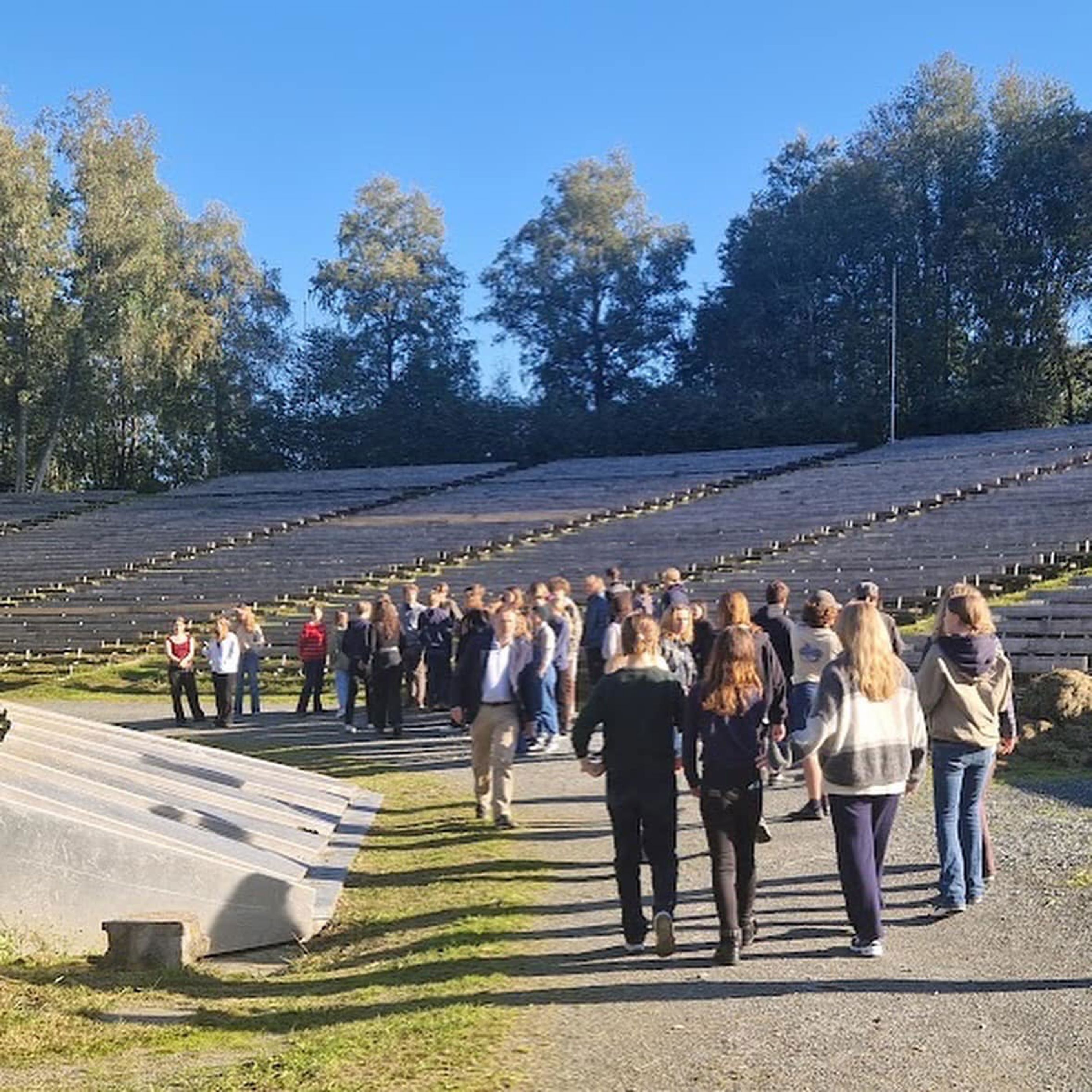 Foto: Ulysse Le Bihan en gruppe mennesker som står på en bro over en elv