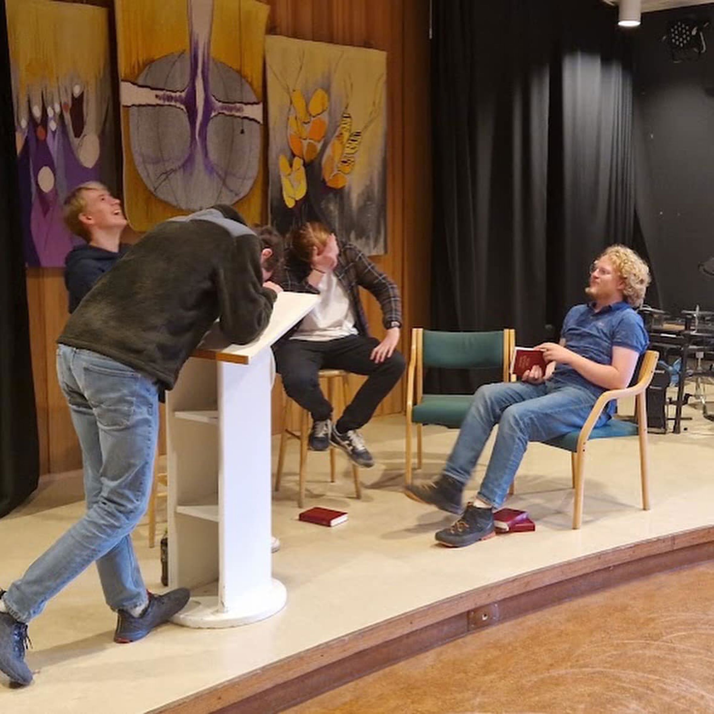 Foto: Ulysse Le Bihan en gruppe mennesker som sitter i stoler