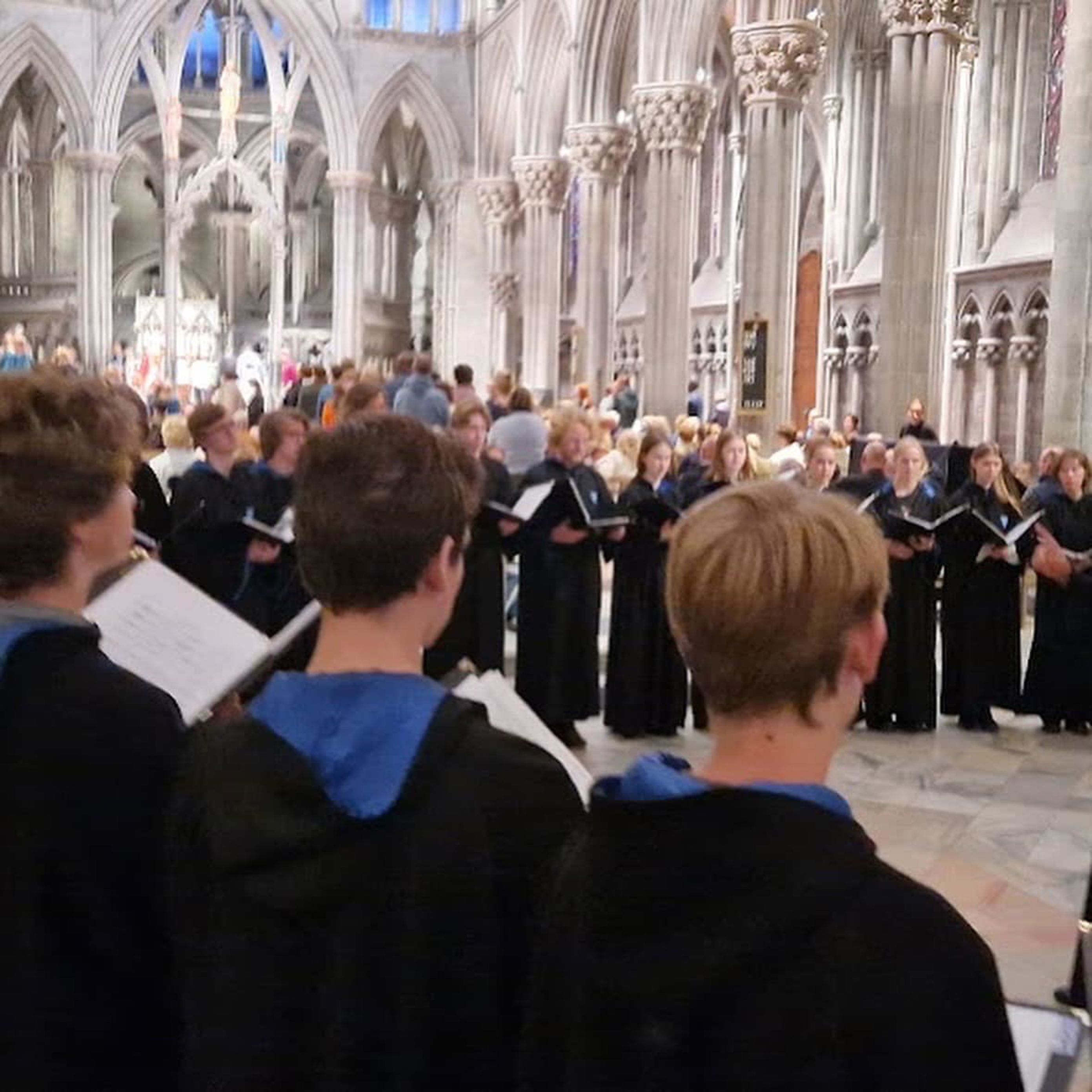 Foto: Ulysse Le Bihan En gruppe mennesker i en kirke