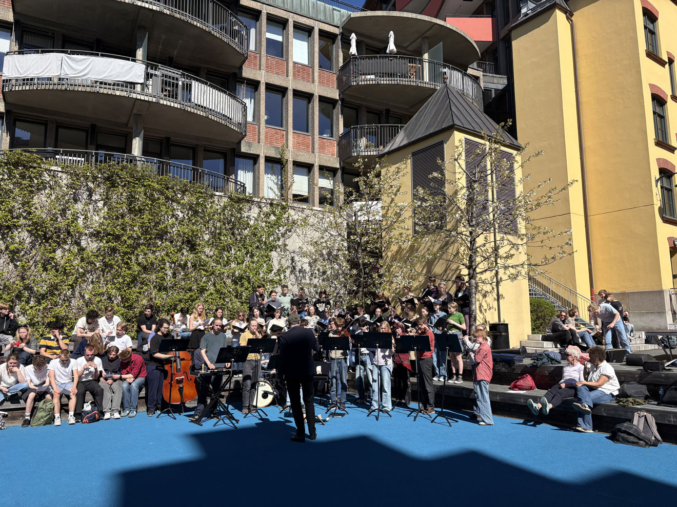 En gruppe mennesker på scenen