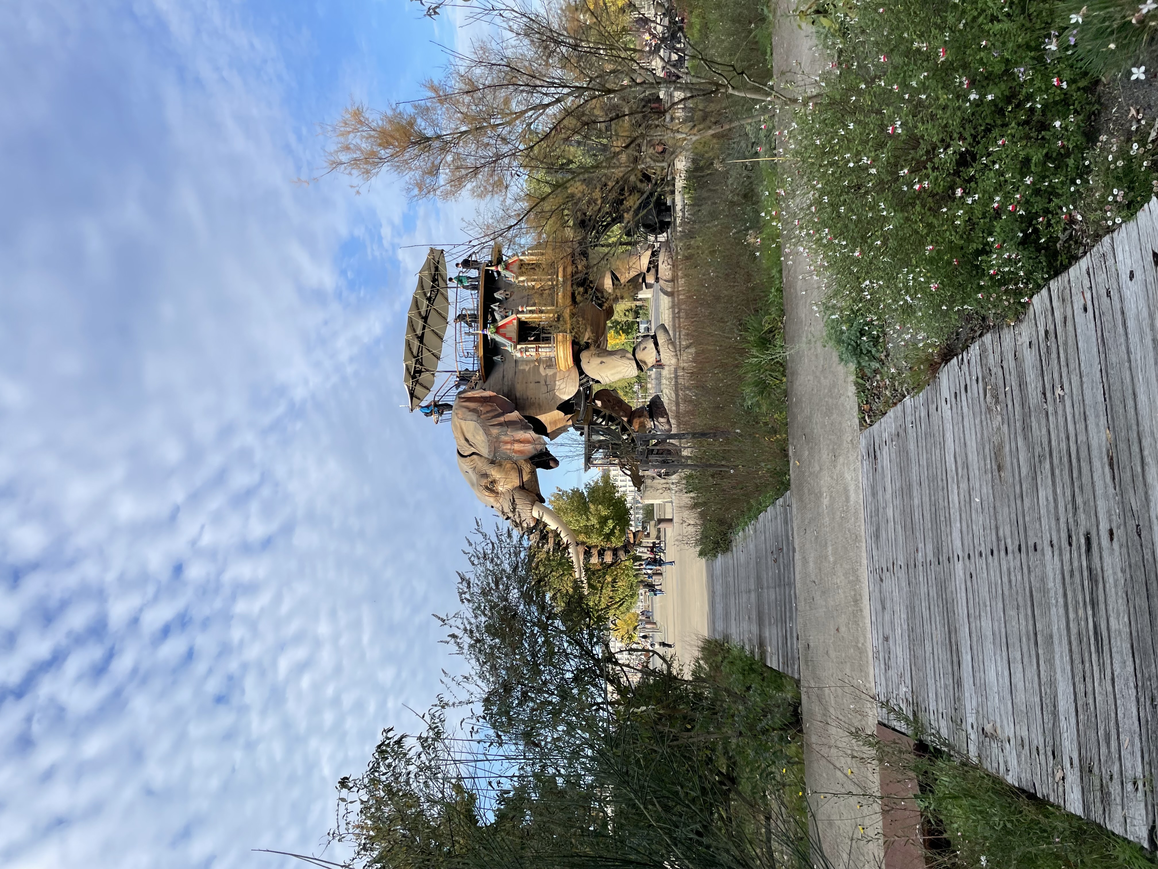 en steinsti som leder til en bygning