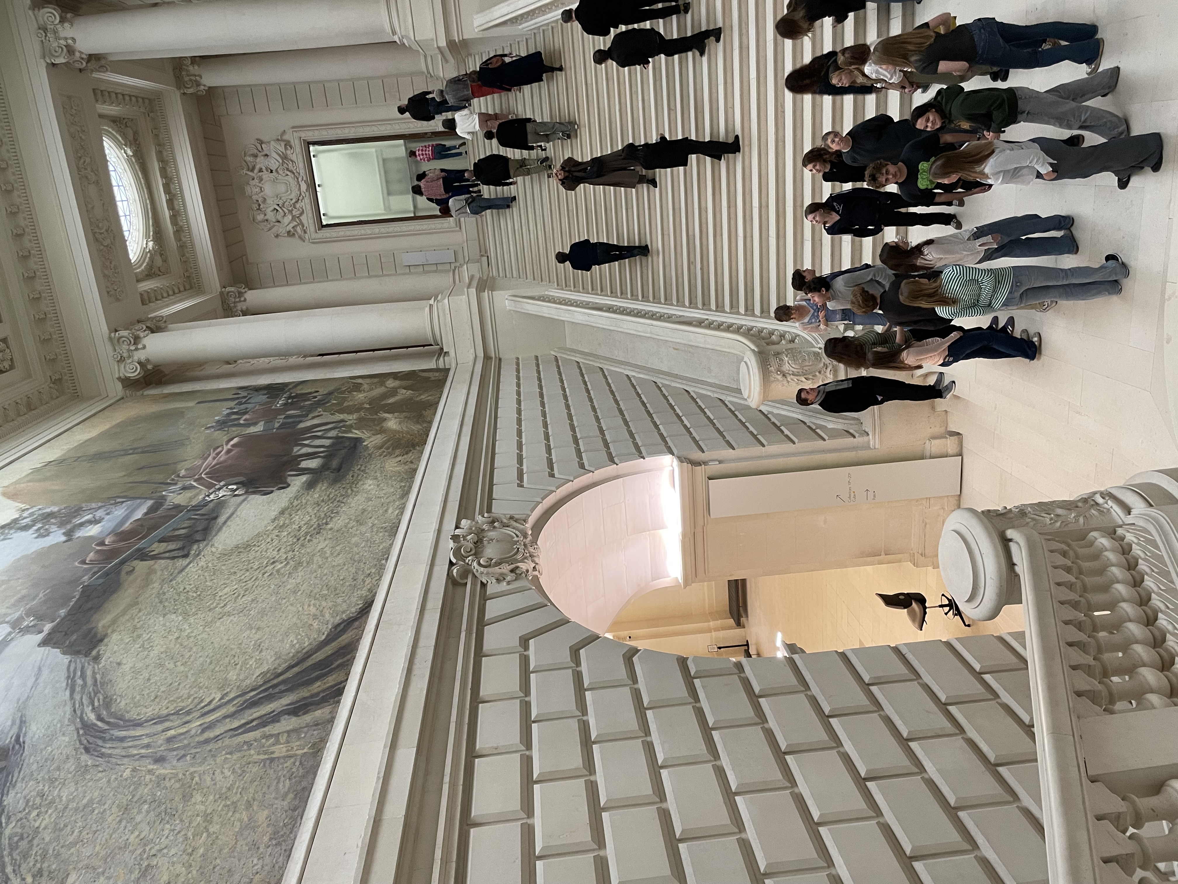 en gruppe mennesker i en bygning