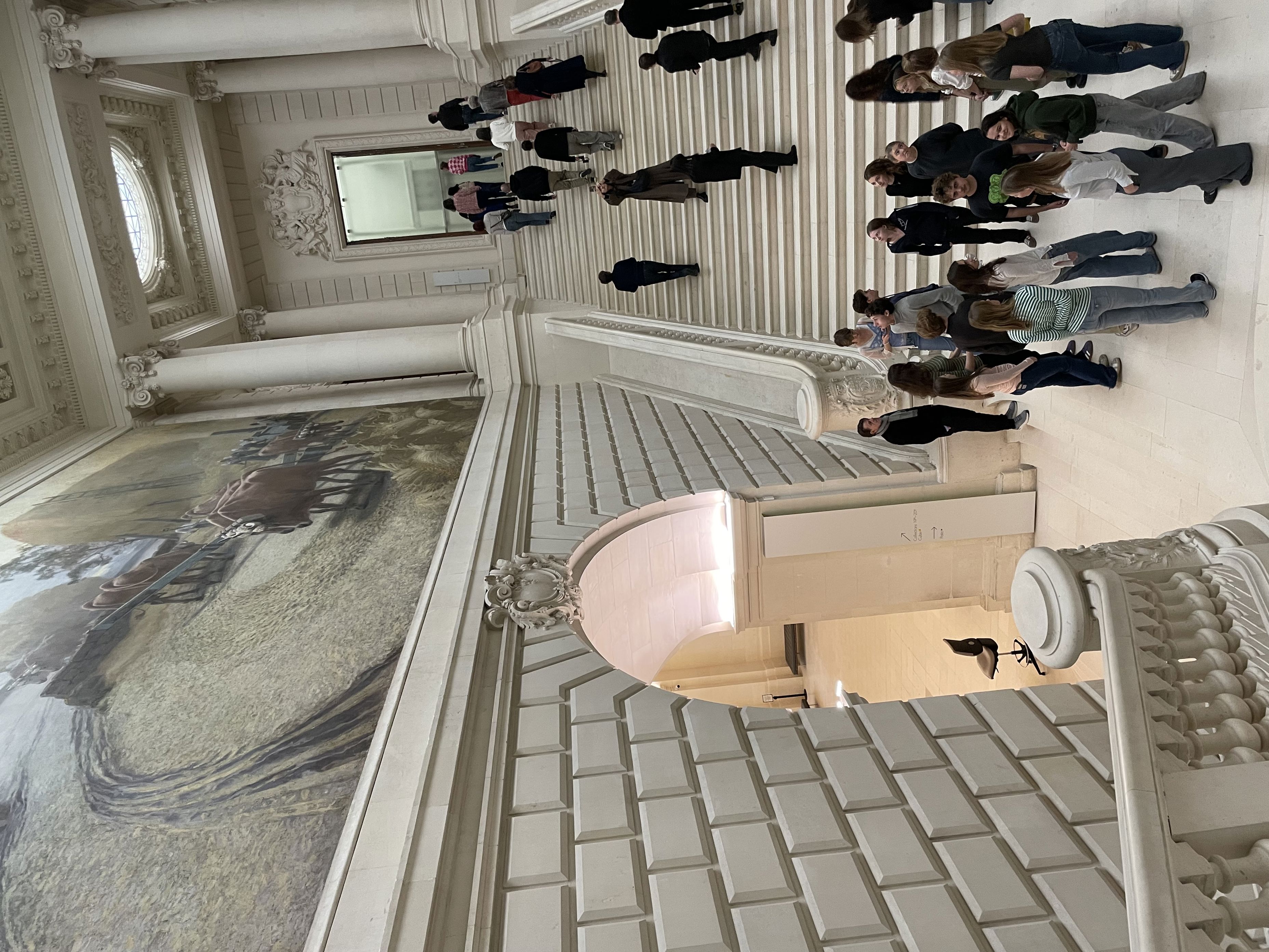 en gruppe mennesker i en bygning