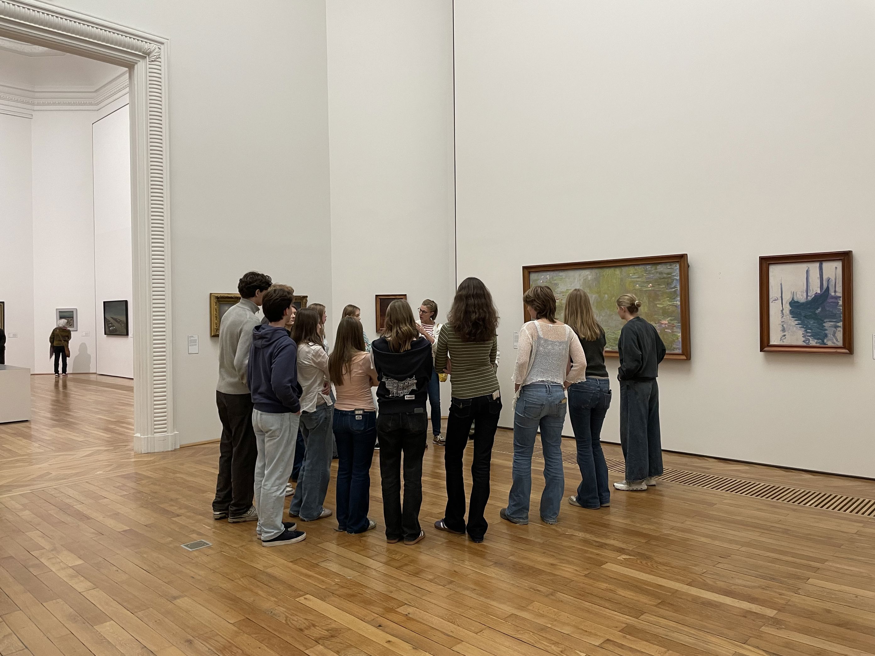 en gruppe mennesker som ser på kunst på veggen