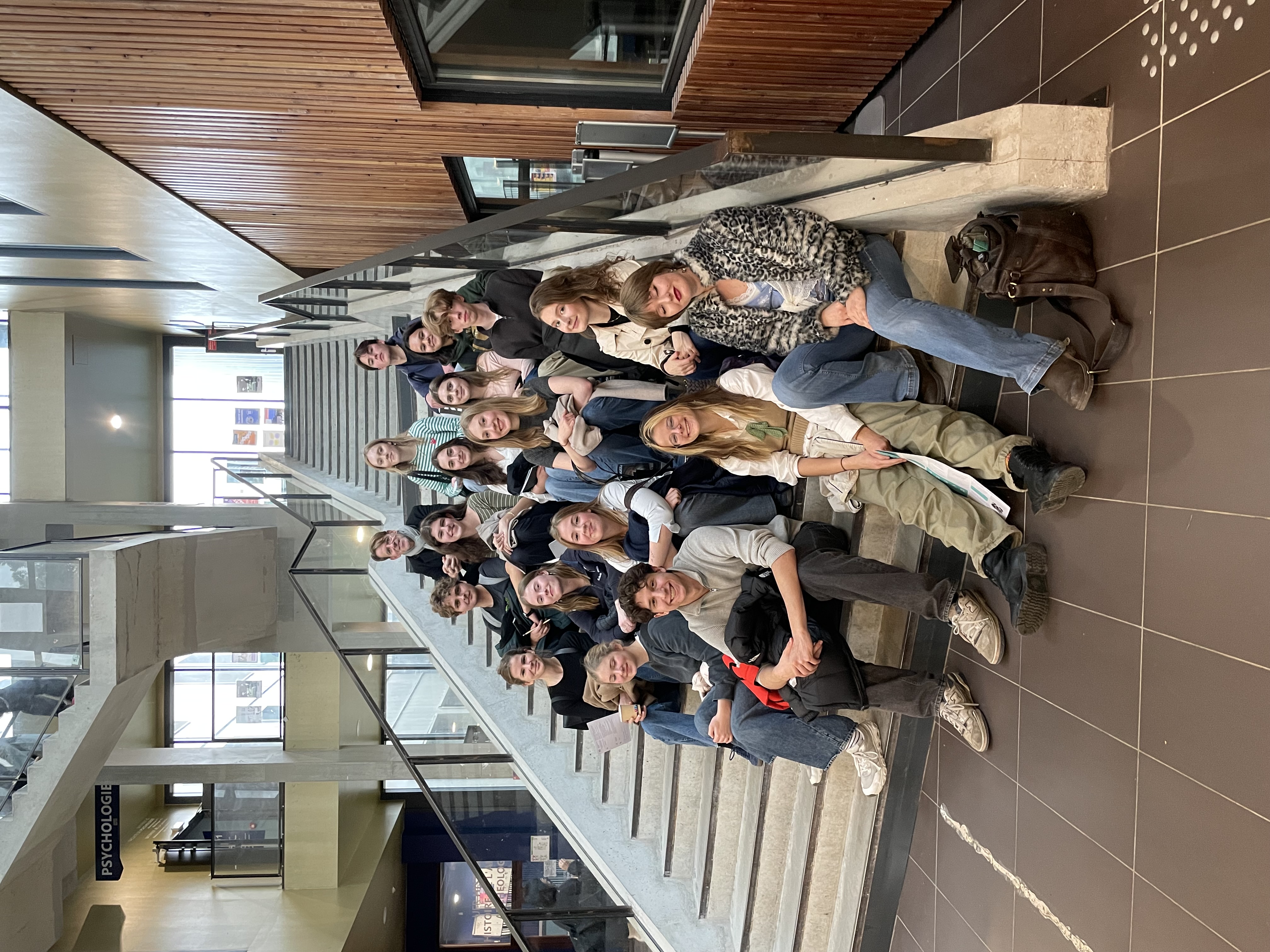 en gruppe mennesker som sitter på trappene til et tog