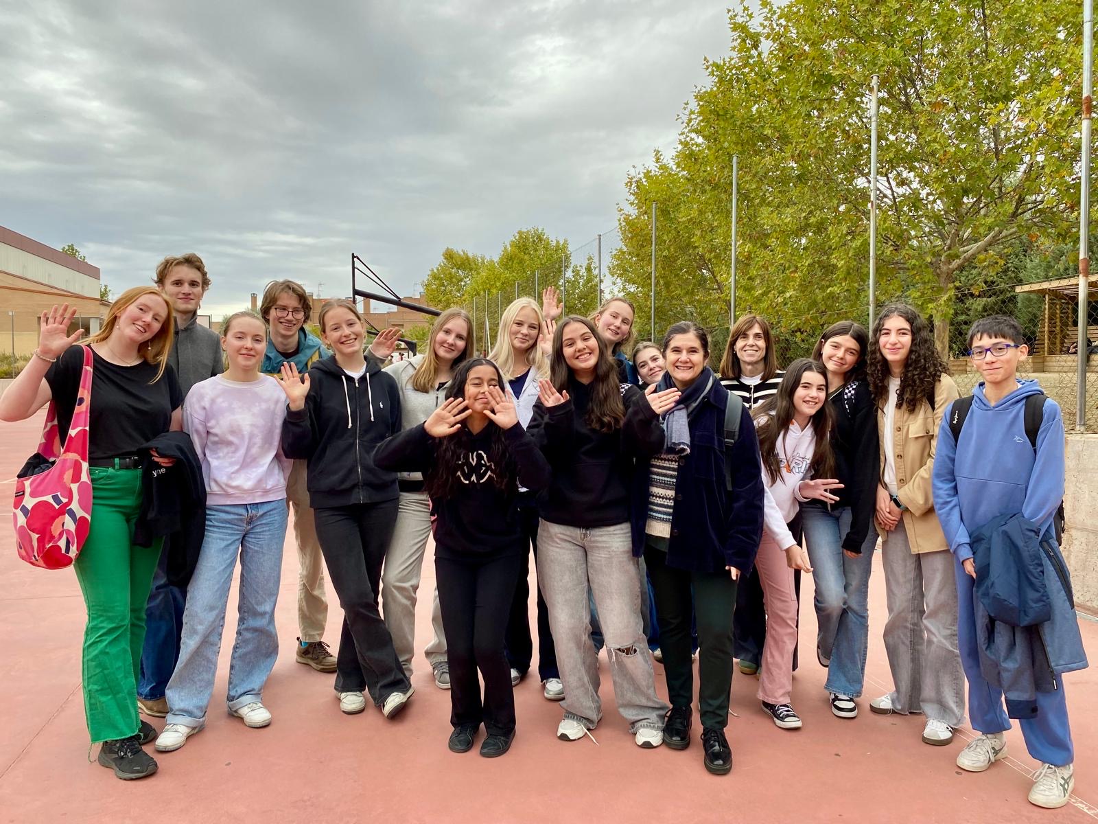 en gruppe mennesker som poserer for et bilde