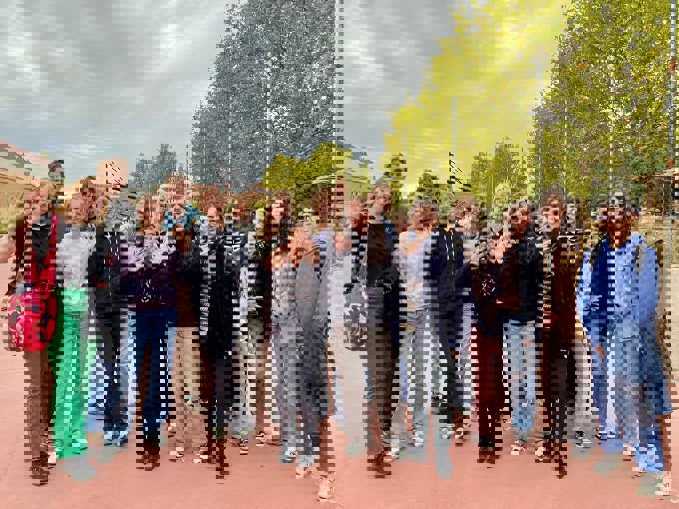 en gruppe mennesker som poserer for et bilde