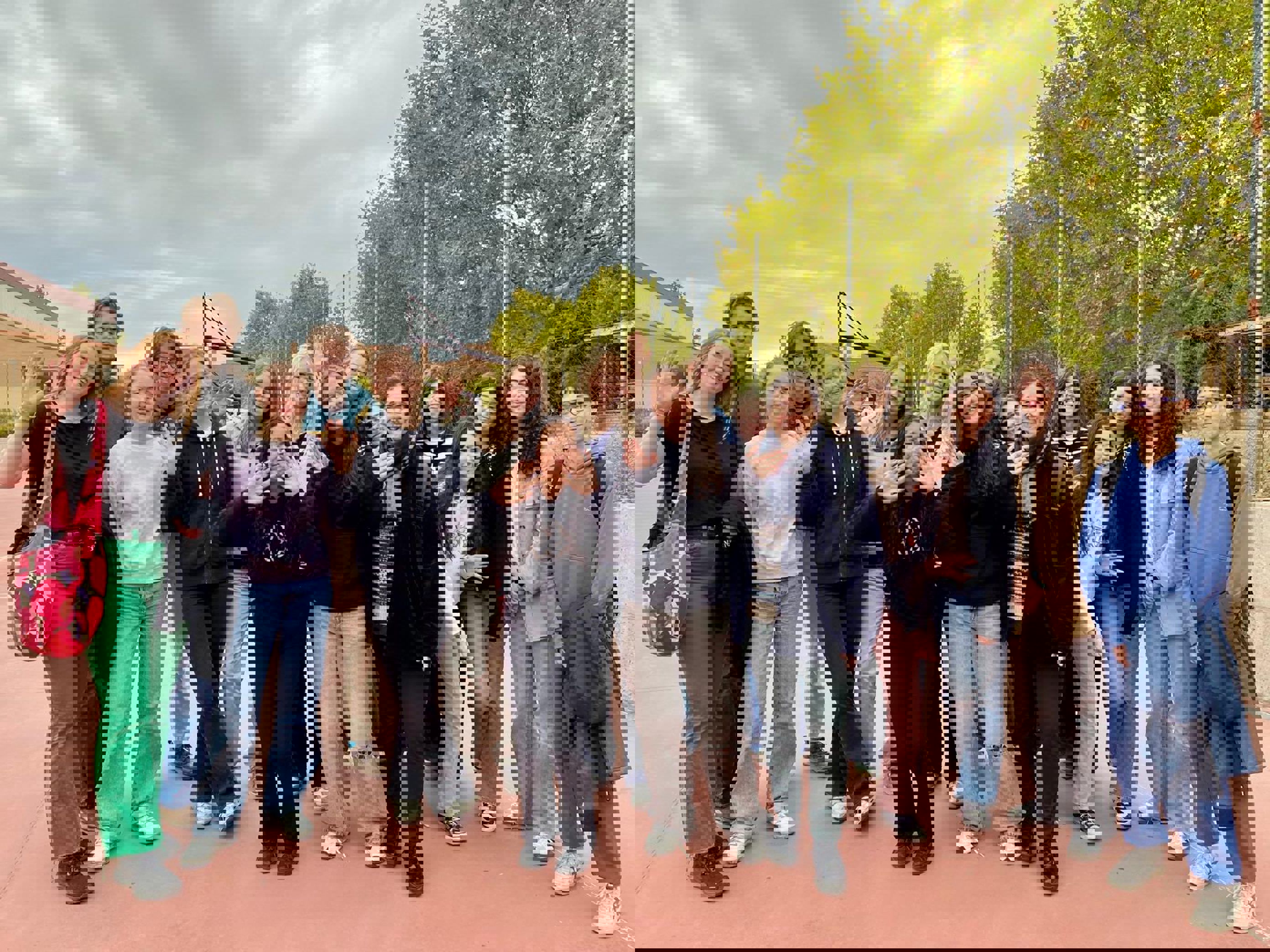 en gruppe mennesker som poserer for et bilde