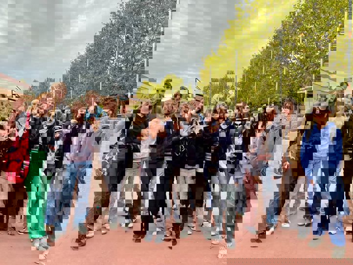 en gruppe mennesker som poserer for et bilde