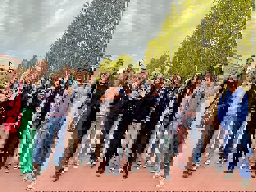 en gruppe mennesker som poserer for et bilde