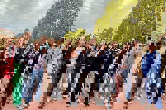 Foto: Trude Bjerga en gruppe mennesker som poserer for et bilde