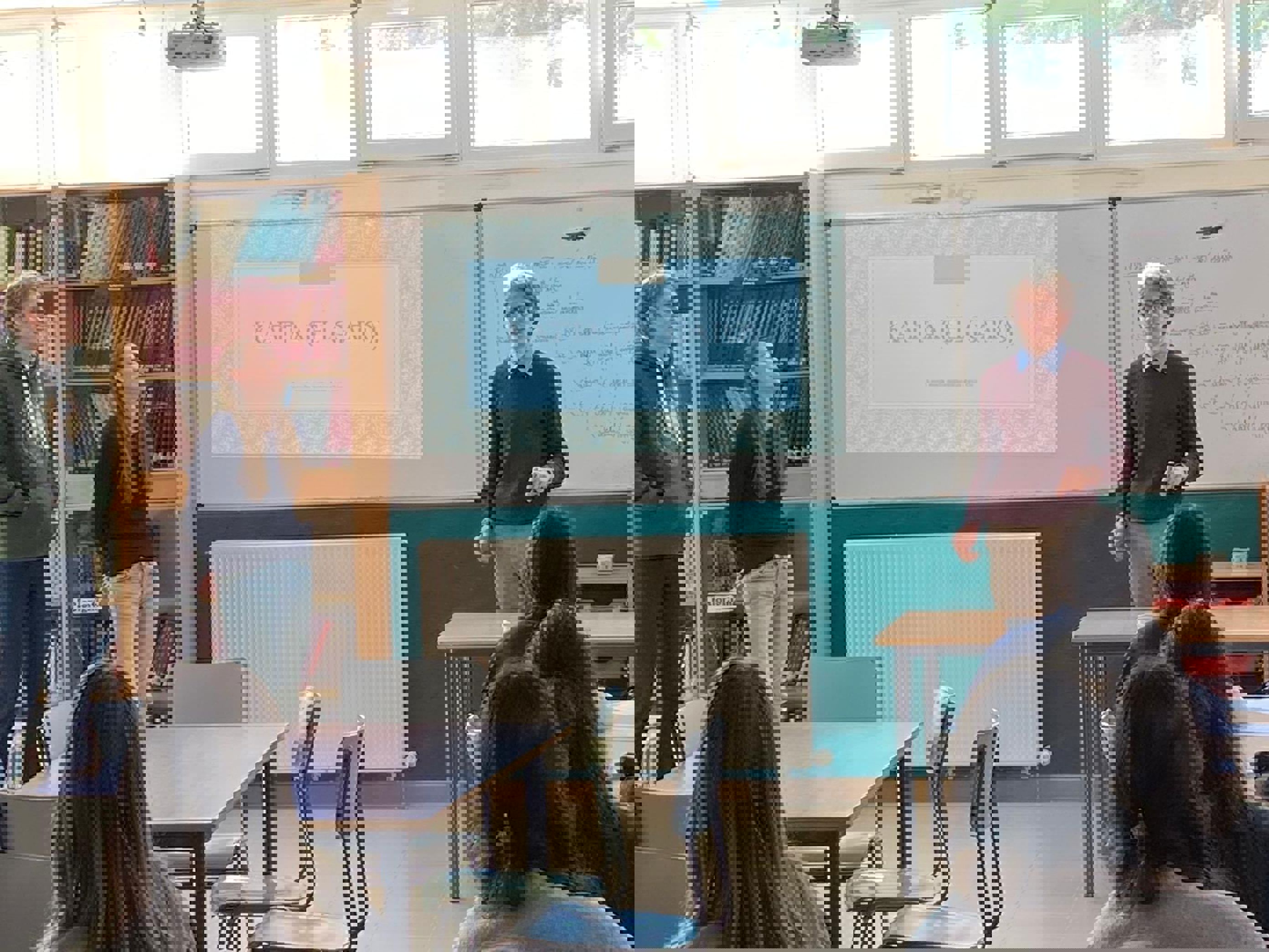 en gruppe mennesker i et klasserom