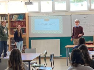 en gruppe mennesker i et klasserom