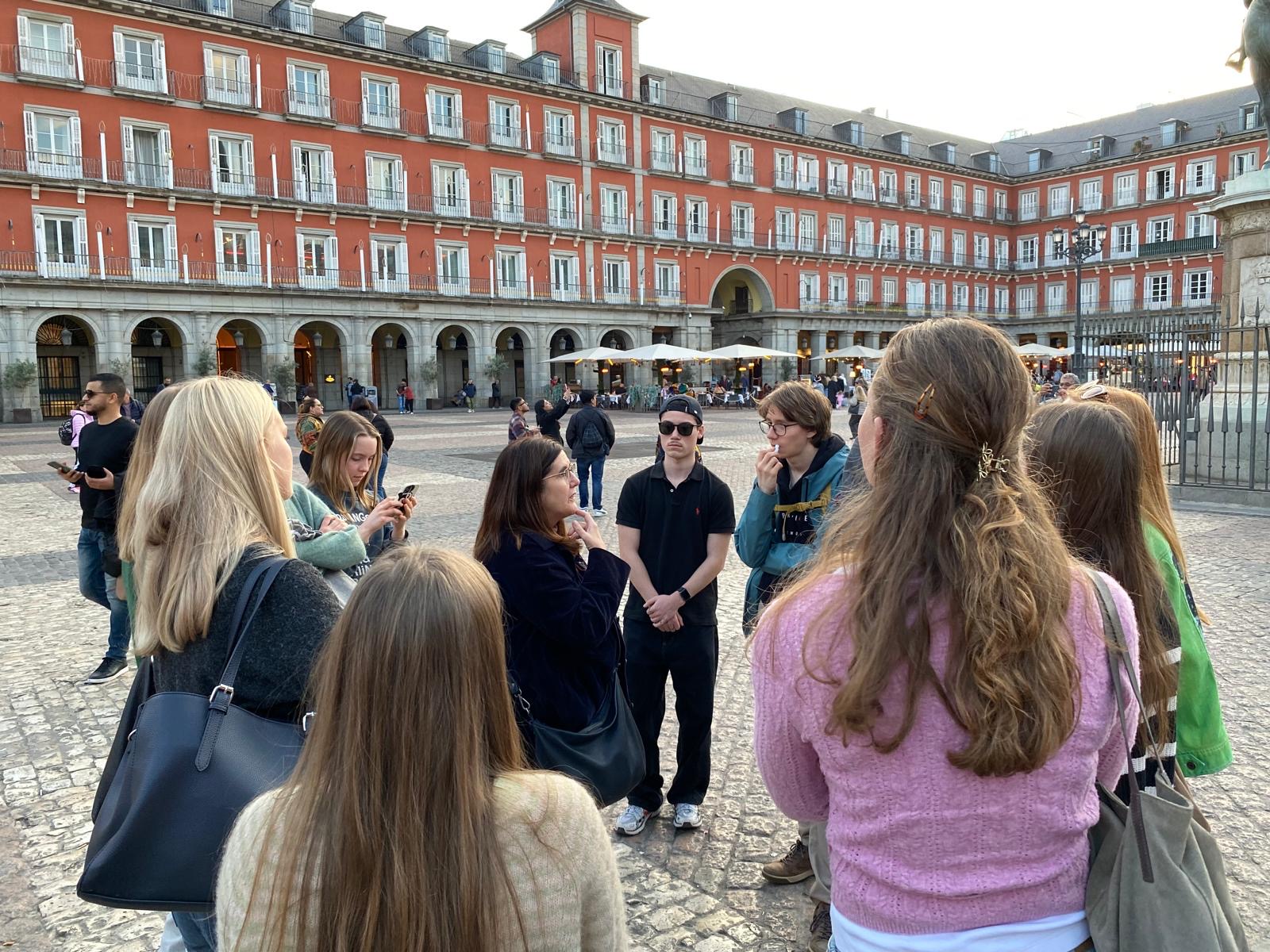 en gruppe mennesker som står utenfor en bygning