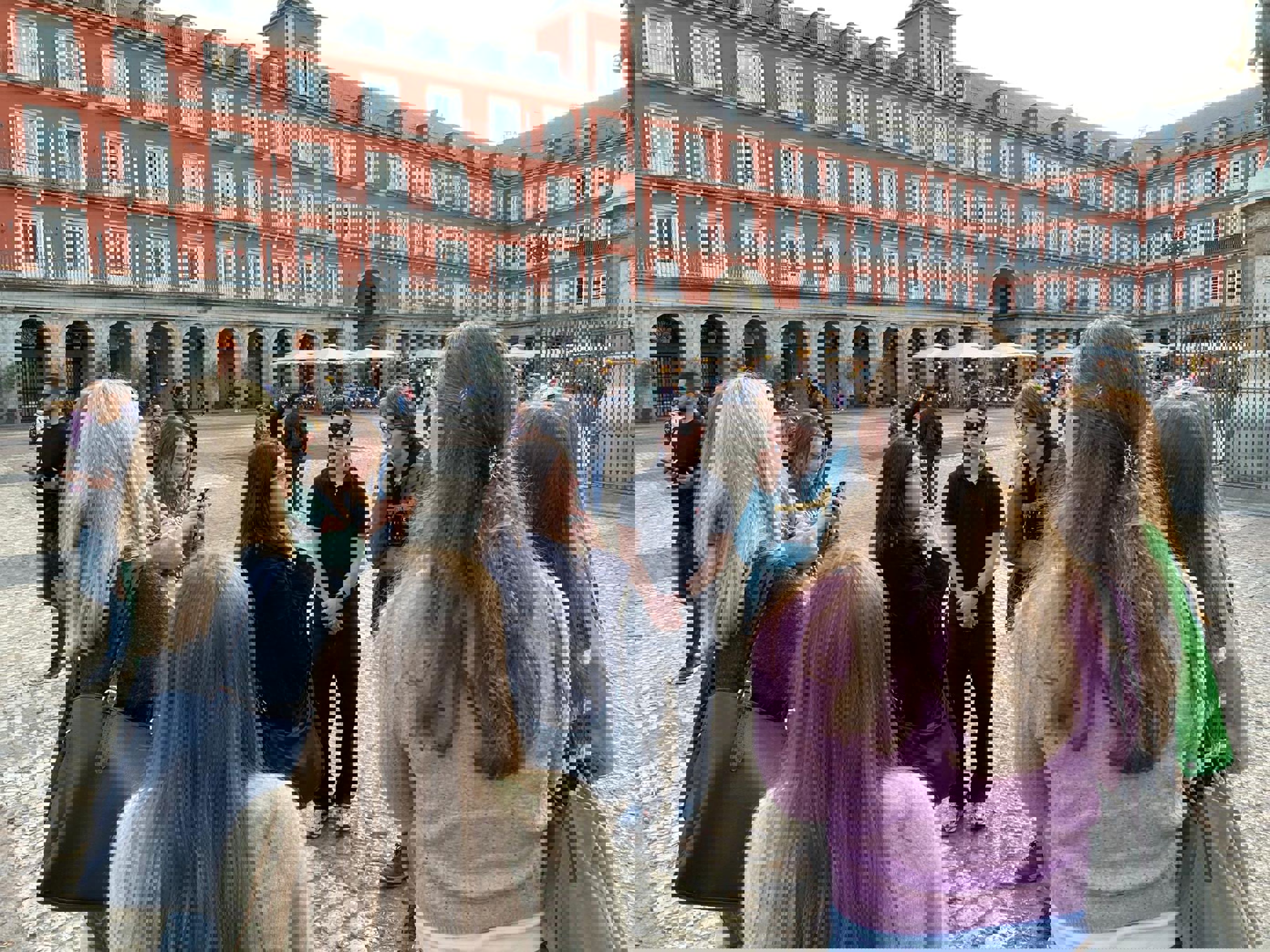 en gruppe mennesker som står utenfor en bygning