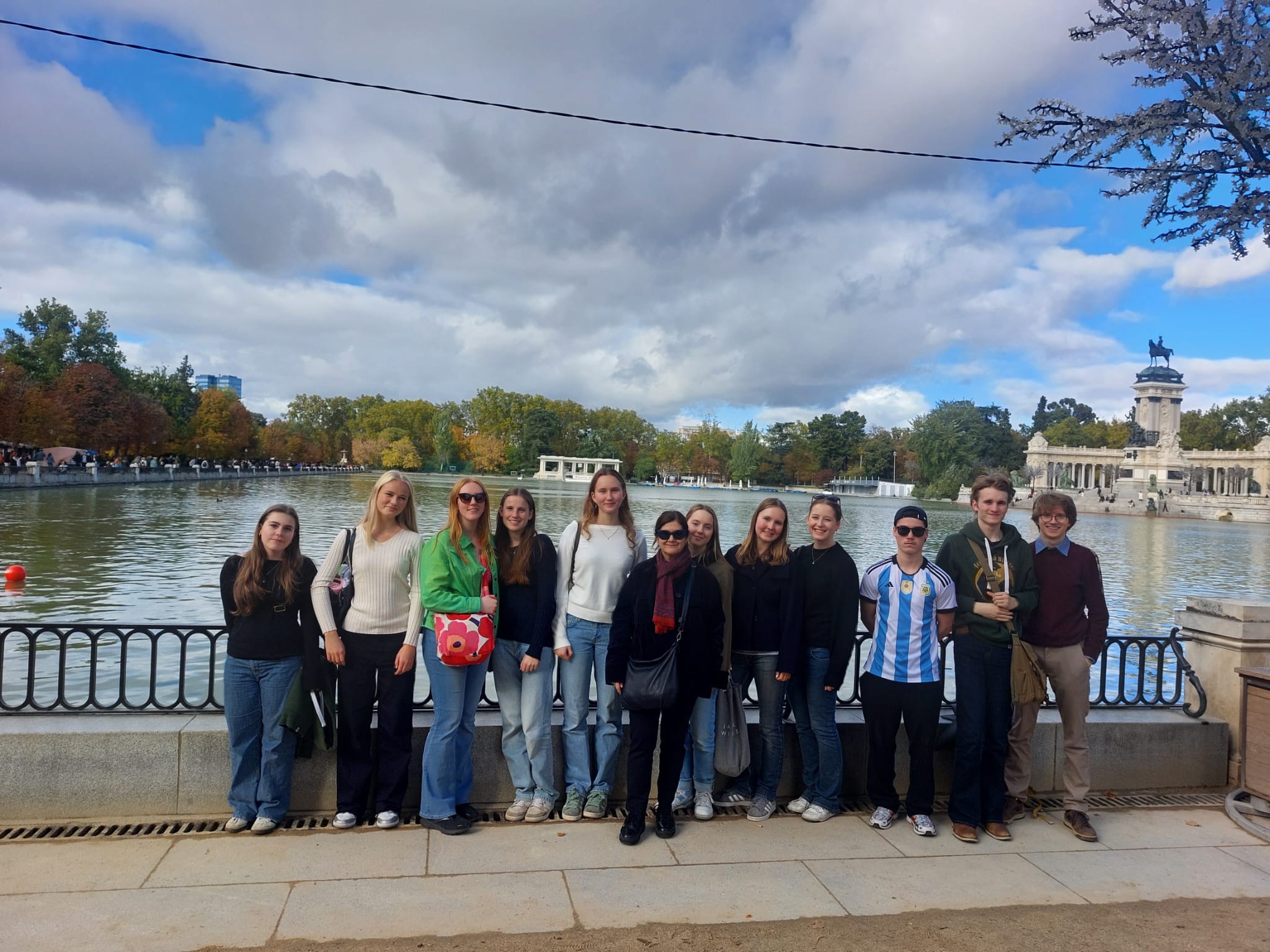 En gruppe mennesker som poserer for et bilde foran et vann