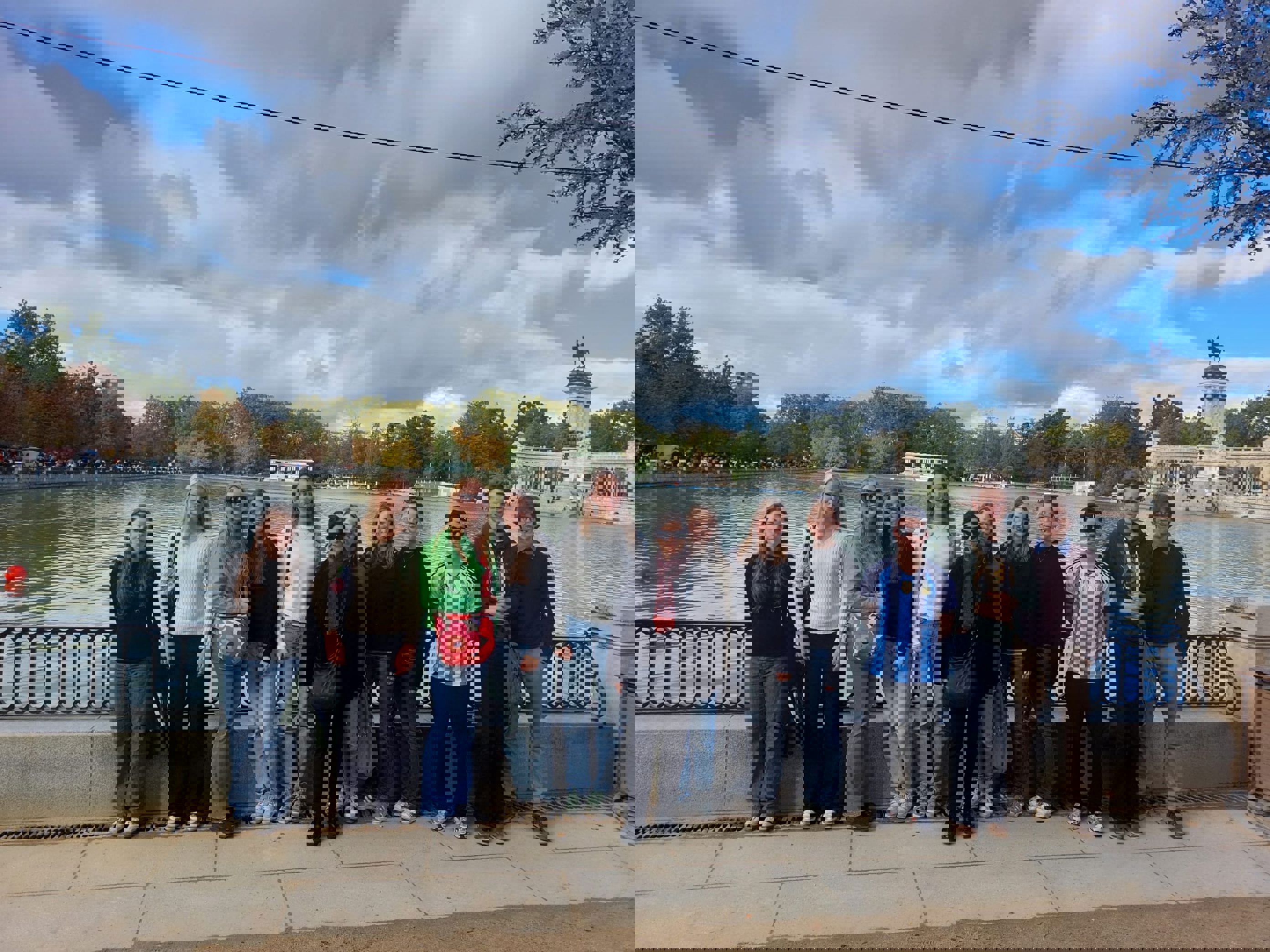 En gruppe mennesker som poserer for et bilde foran et vann