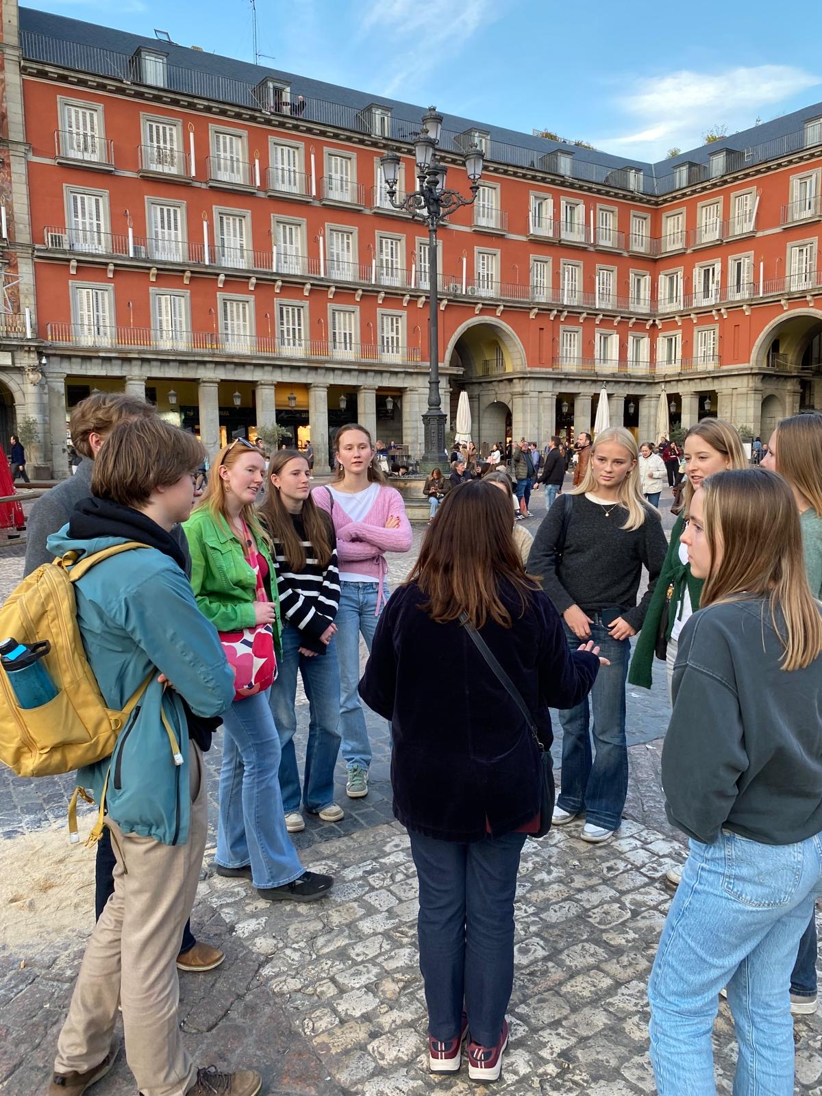 en gruppe mennesker som står utenfor