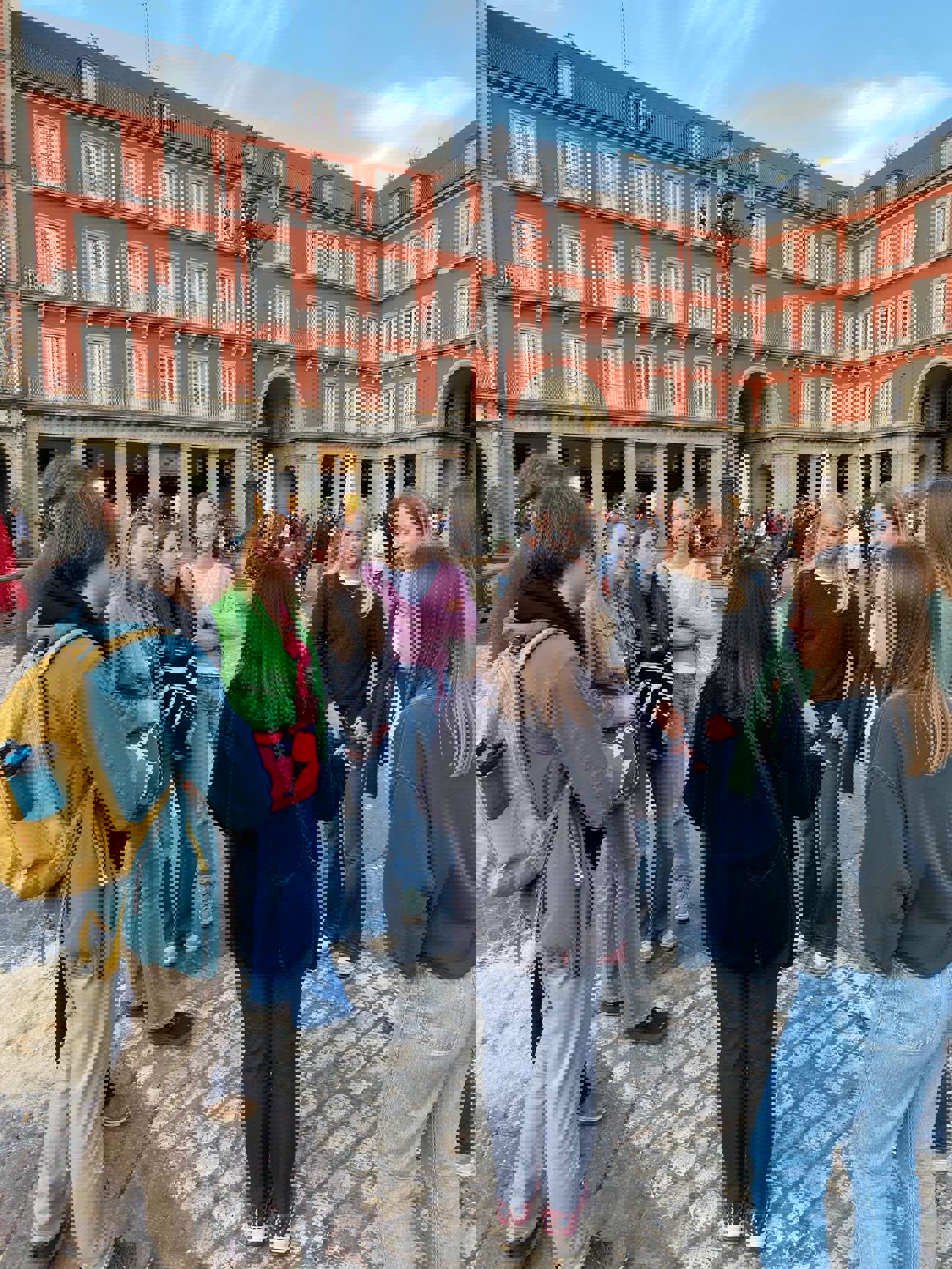 en gruppe mennesker som står utenfor